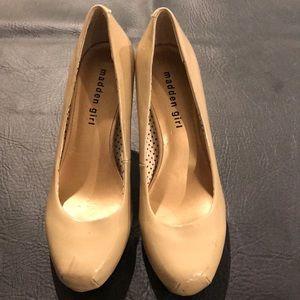 Steven Madden beige pumps